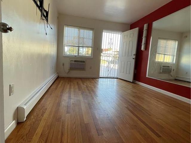 House for sale in The Bronx, Arverne