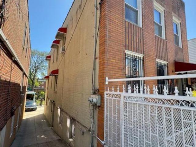 House for sale in The Bronx, Arverne
