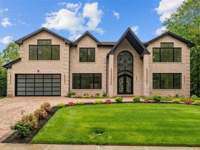 House for sale in Roslyn Heights