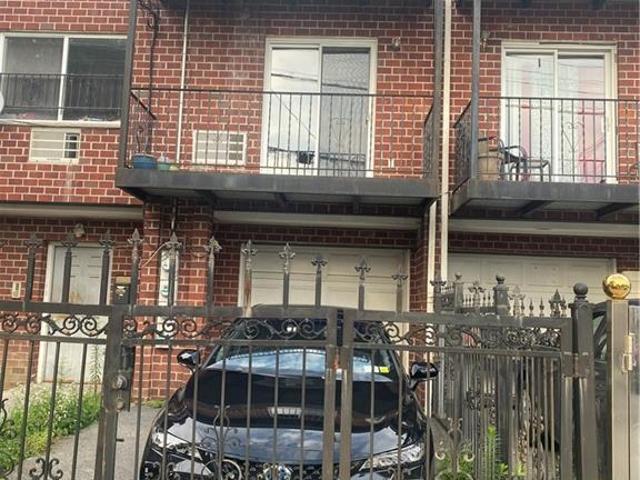 House for sale in The Bronx, Arverne