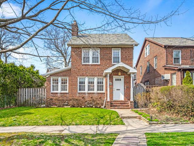 House for sale in Queens, Arverne