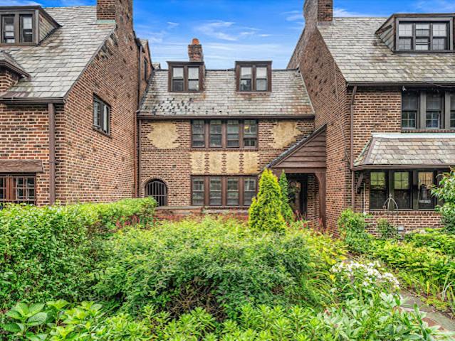 House for sale in Queens, Arverne