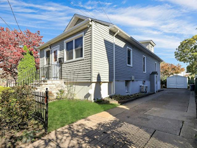 House for sale in Elmwood Park, New Jersey
