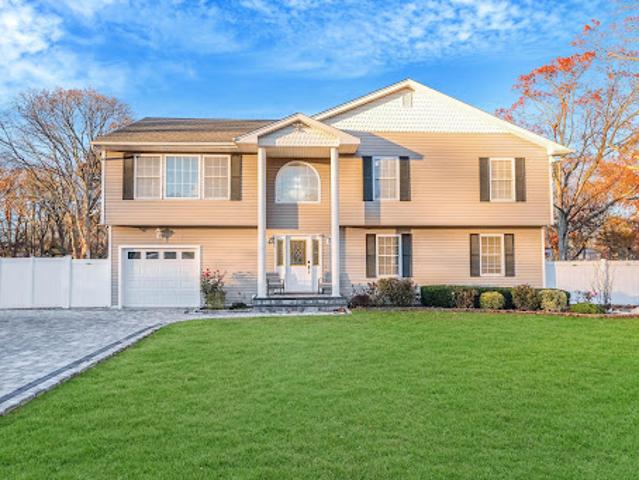 House for sale in Islip