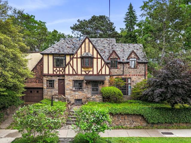 House for sale in Queens, Arverne