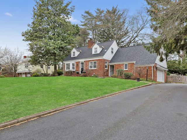 House for sale in Ridgewood House for sale in Ridgewood