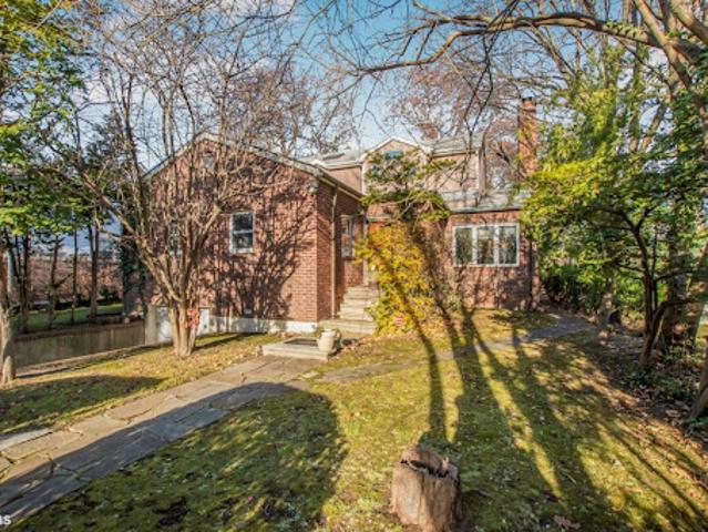House for sale in The Bronx, Arverne