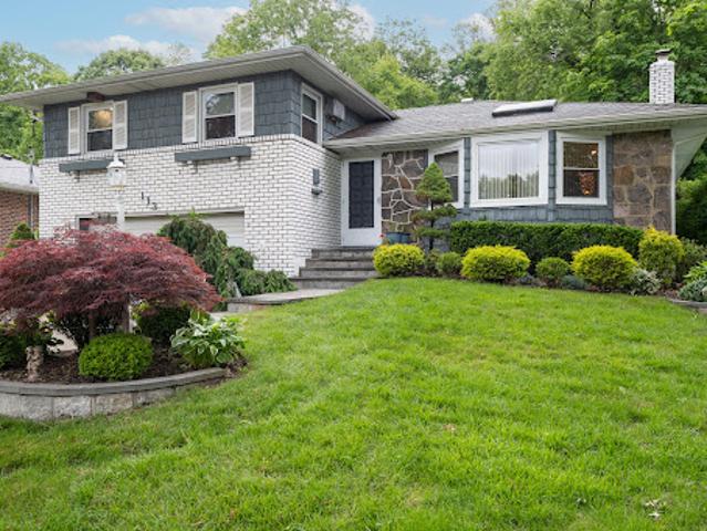 House for sale in Roslyn Heights
