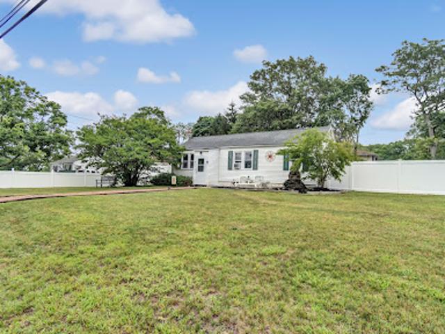 House for sale in Farmingville