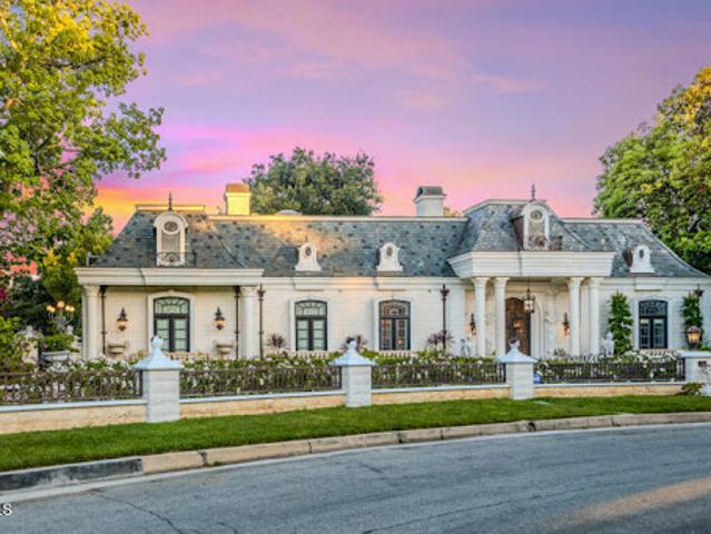 House for sale in La Canada Flintridge, California