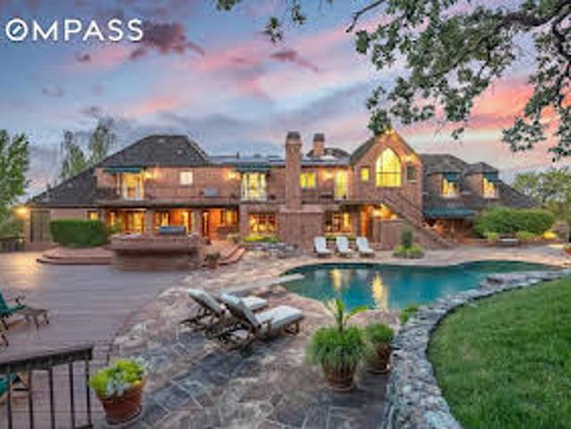 House for sale in Saratoga
