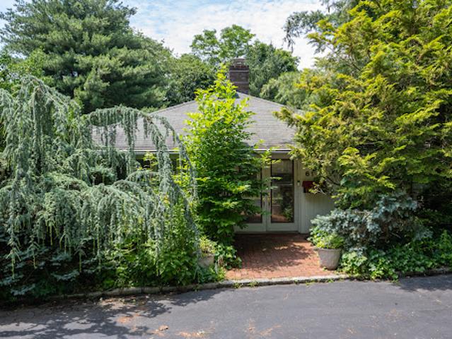 House for sale in Roslyn Heights