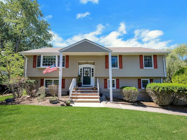 House for sale in Oakland, New Jersey