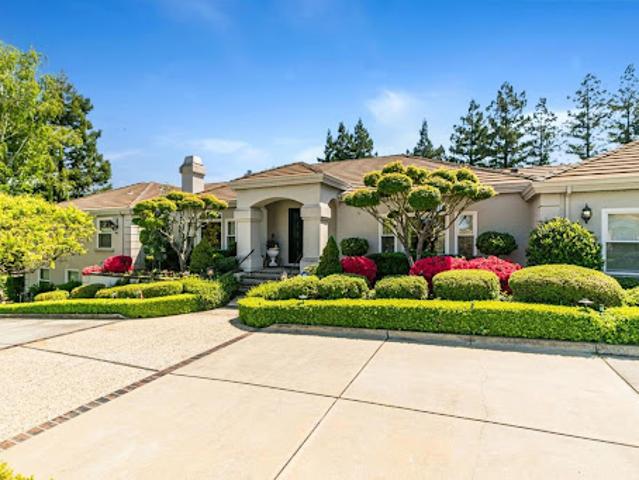 House for sale in Saratoga