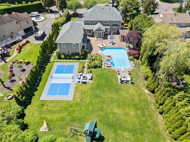 House for sale in East Islip