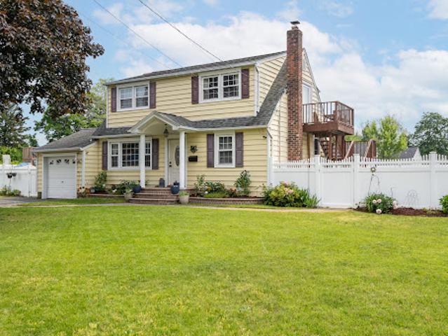 House for sale in Bay Shore