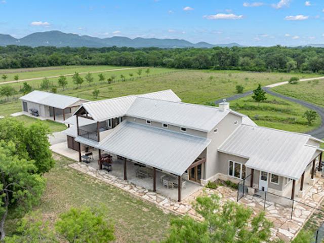 House for sale in Utopia, Texas