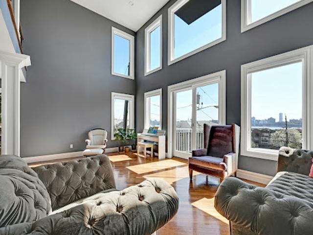 House for sale in Edgewater, New Jersey