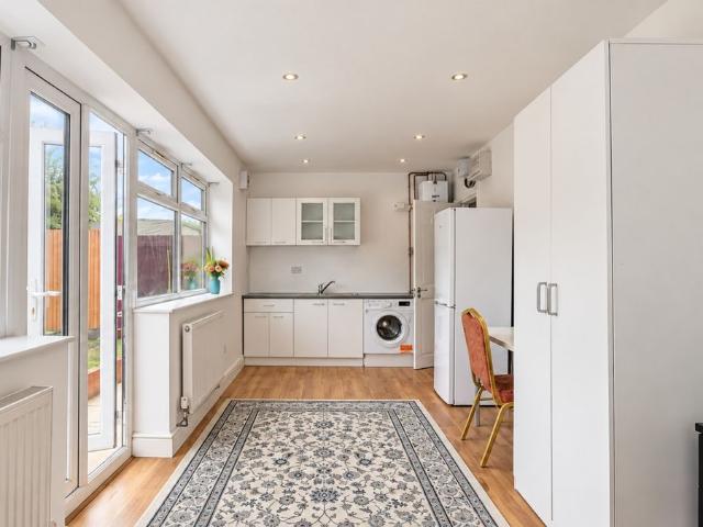 Studio for rent in London Borough of Ealing, Park Royal