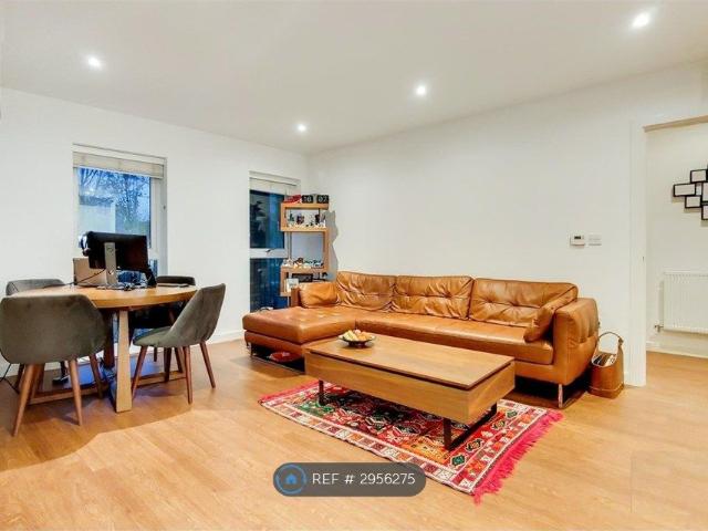 Apartment for rent in Little Stanmore, Greater London