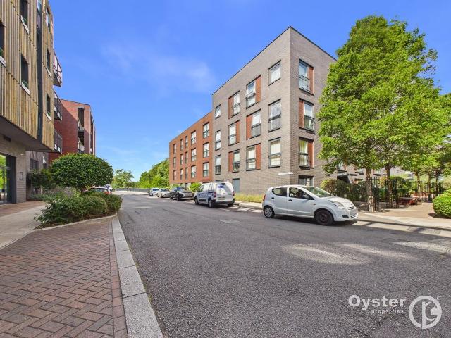 Apartment for rent in Little Stanmore, Greater London
