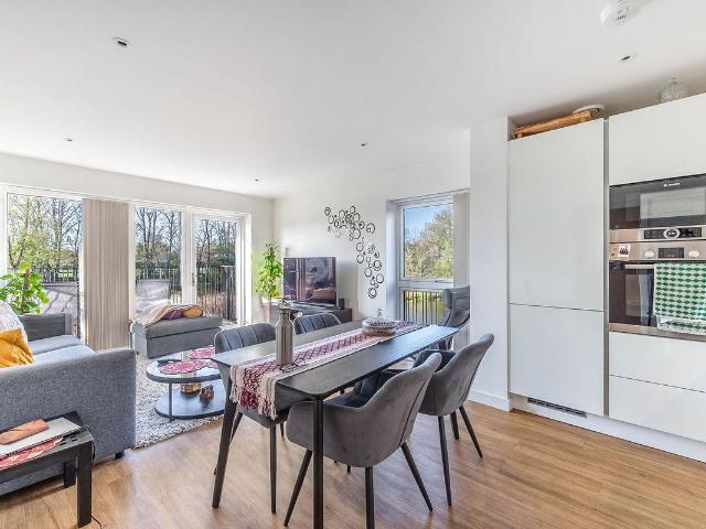 Apartment for rent in Little Stanmore, Greater London