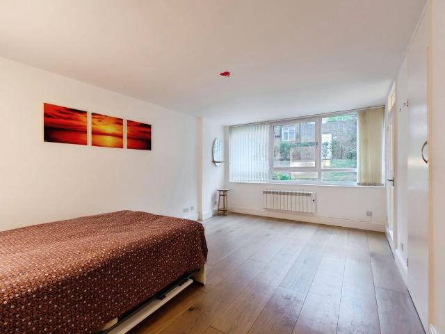 Studio for rent in London Borough of Richmond upon Thames, Greater London