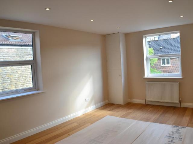 House for rent in Summerstown, Greater London