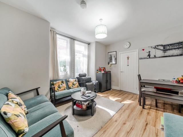 Apartment for rent in Summerstown, Greater London