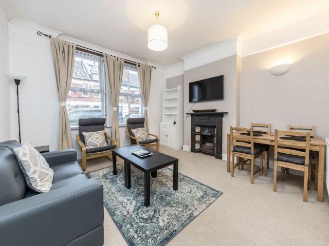 Apartment for rent in Summerstown, Greater London