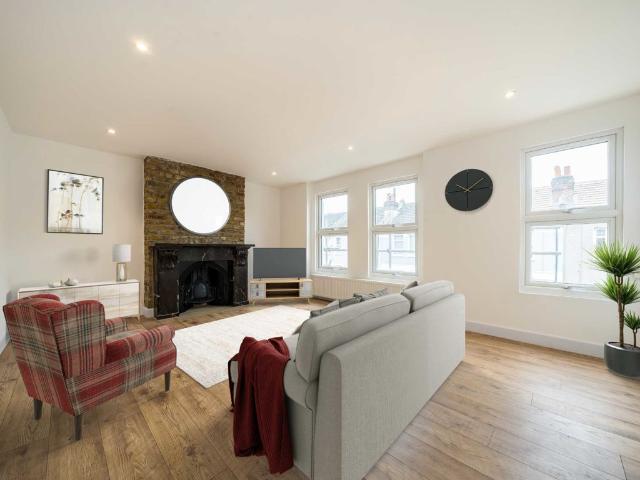 Apartment for rent in Summerstown, Greater London