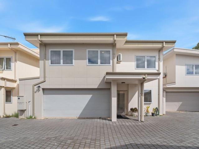 Townhouse for sale in Cloverdale, Western Australia