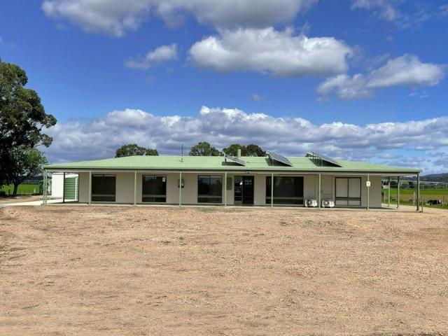 Cottage for sale in Woodglen, Victoria