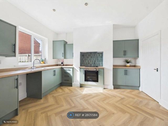 House for rent in Half Acres, Wakefield