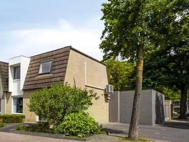 Landhuis te koop in Eindhoven, Schrijversbuurt