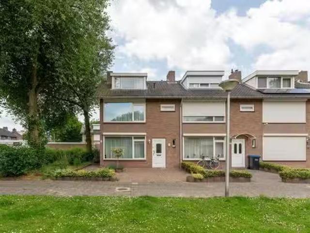 Landhuis te koop in Eindhoven, Vruchtenbuurt