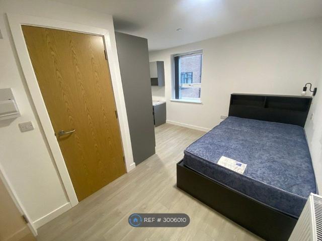 Studio for rent in Old Trafford, Trafford Park