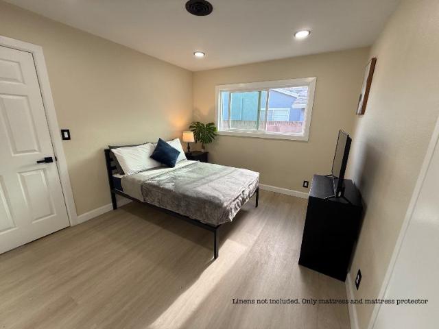 Room for rent in Huntington Beach, California