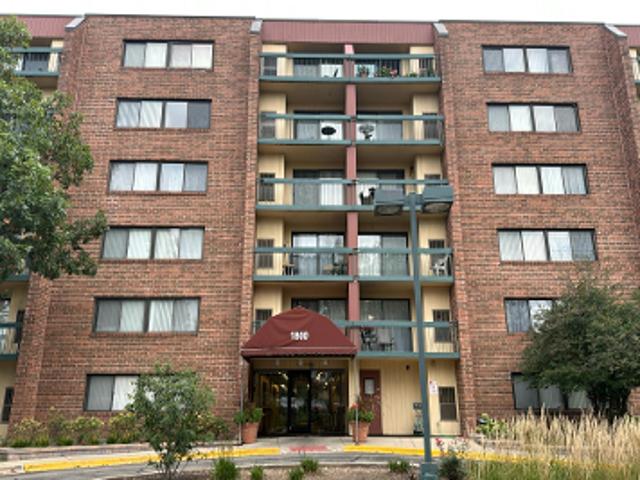 Condo for sale in Hilldale Condominiums, Hoffman Estates