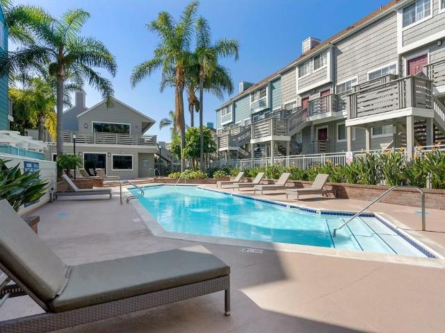 Apartment for rent in Huntington Beach, California