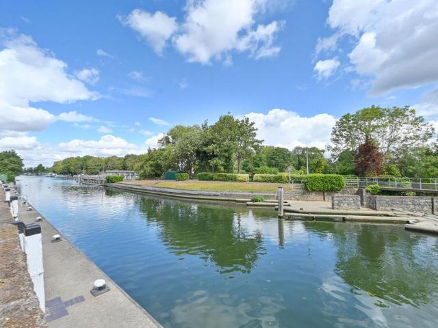 Apartment for rent in Blackhills, Surrey