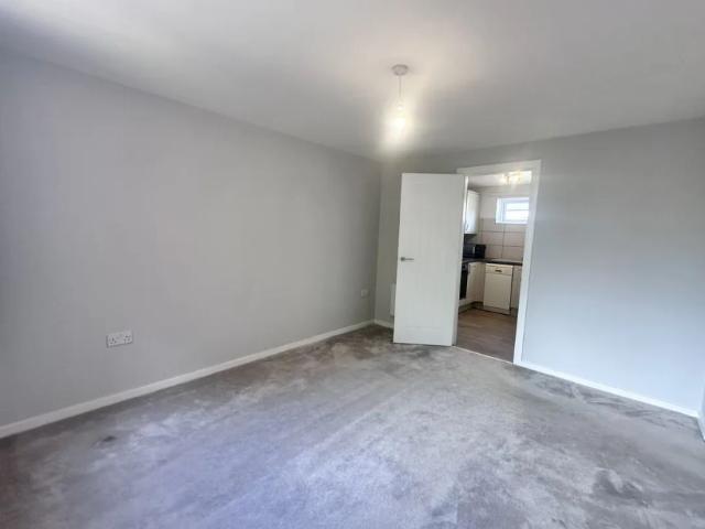 Room for rent in Robin Hood, The Slade