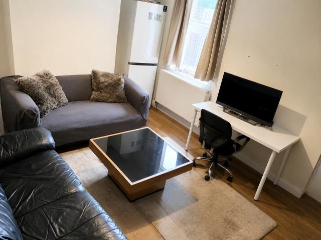 Room for rent in Robin Hood, The Slade