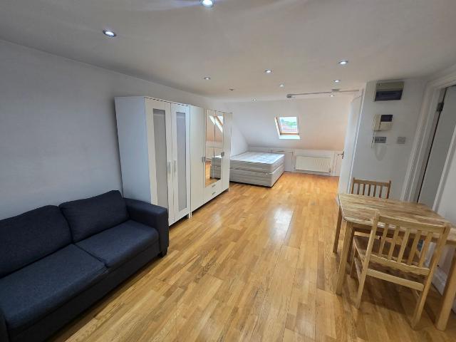 Studio for rent in Temple Fortune, Greater London