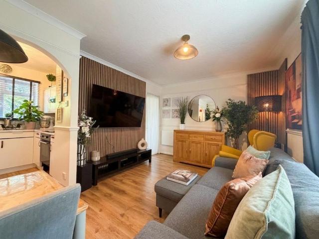 Apartment for rent in Cowley, Greater London