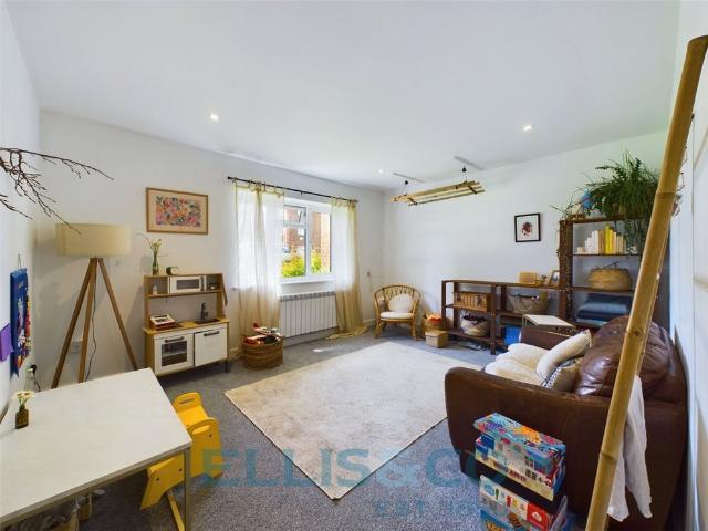 Apartment for rent in Southborough, Sandown Park
