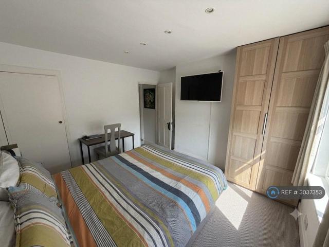 House for rent in Egham Hythe, Row Town