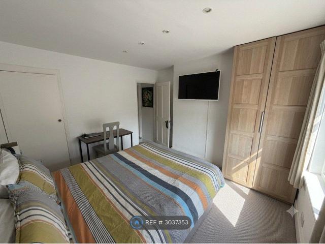 House for rent in Egham Hythe, Row Town