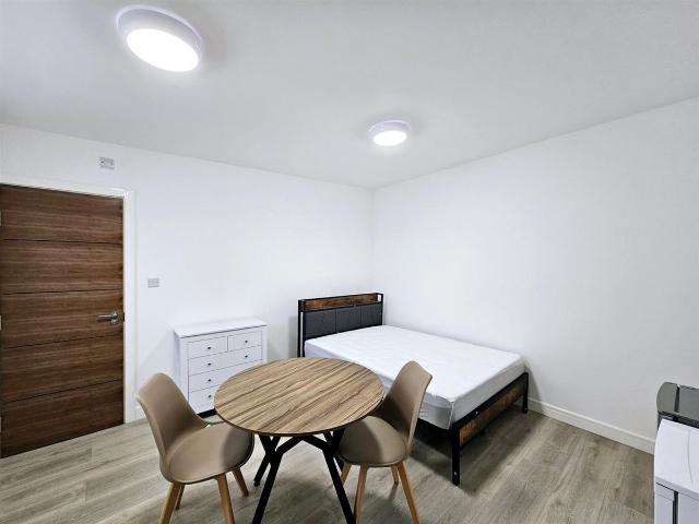 Room for rent in Brooklands, Monks Orchard