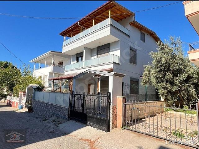 Orta Mahallesi, Menderes içerisinde satılık Villa